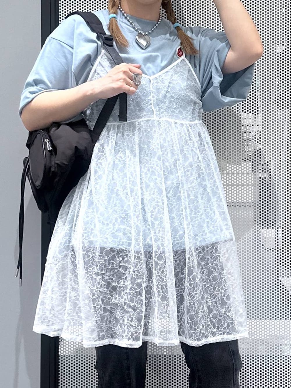 ブラック系のデニムパンツ、ブラック系のバックパック/リュック、ホワイト系のワンピースを着用したレディースの夏コーディネートの4枚目の写真