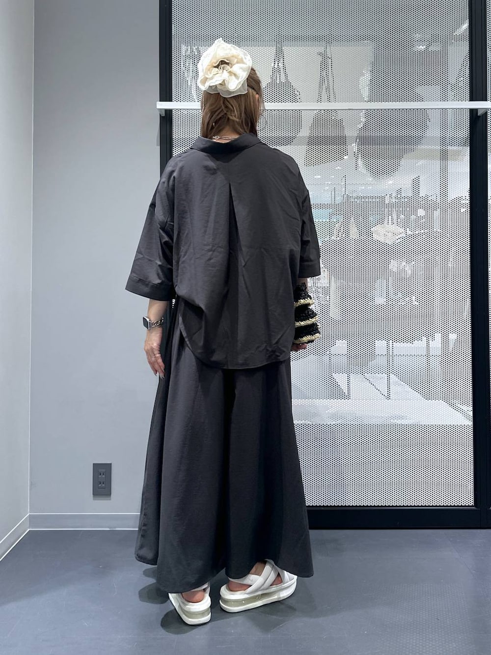 ブラック系のショルダーバッグ、グレー系のその他パンツ、グレー系のシャツ/ブラウスを着用したレディースの夏コーディネートの3枚目の写真