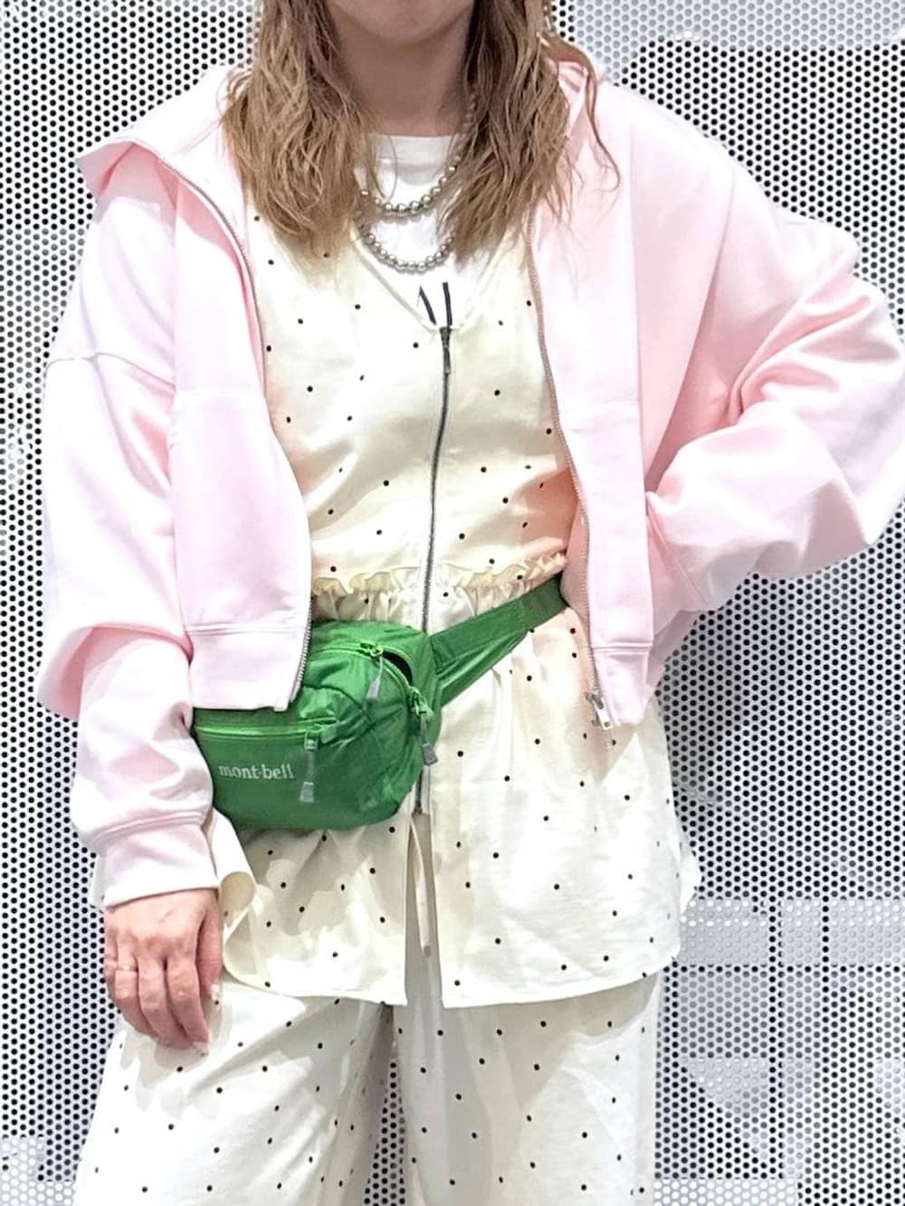 ホワイト系のTシャツ/カットソー、ピンク系のパーカー、その他のピアス（両耳用）を着用したレディースの春コーディネートの3枚目の写真