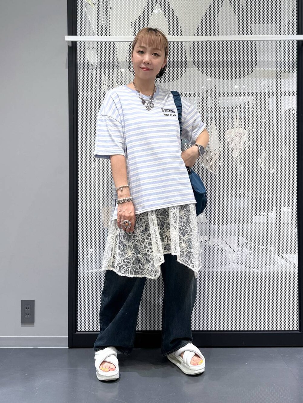 ブルー系のTシャツ/カットソー、ブルー系のデニムパンツ、ベージュ系のチュニックを着用したレディースの夏コーディネートの2枚目の写真