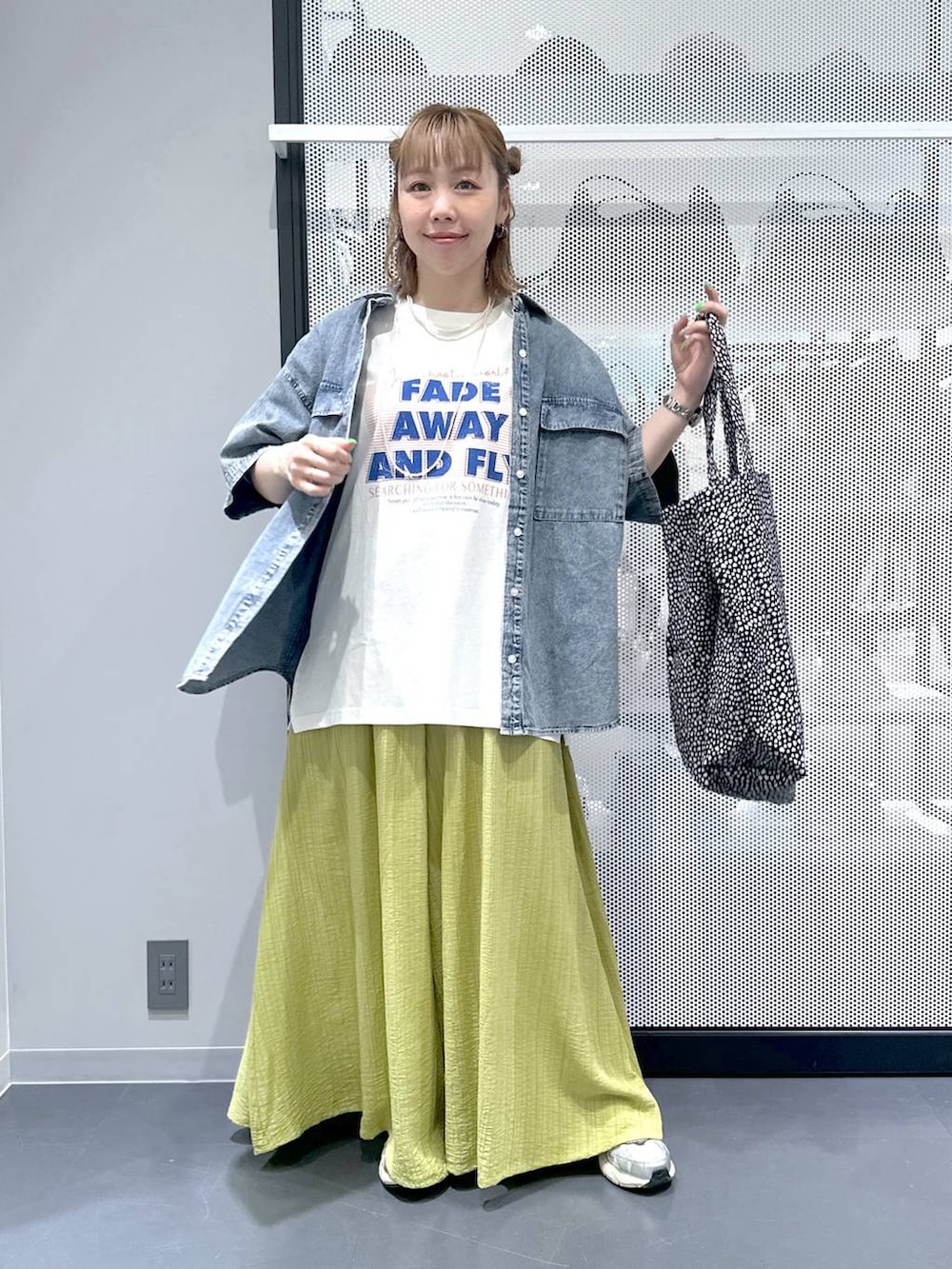 ブルー系のシャツ/ブラウス、ブラック系のトートバッグ、グリーン系のその他パンツを着用したレディースの春コーディネートの2枚目の写真