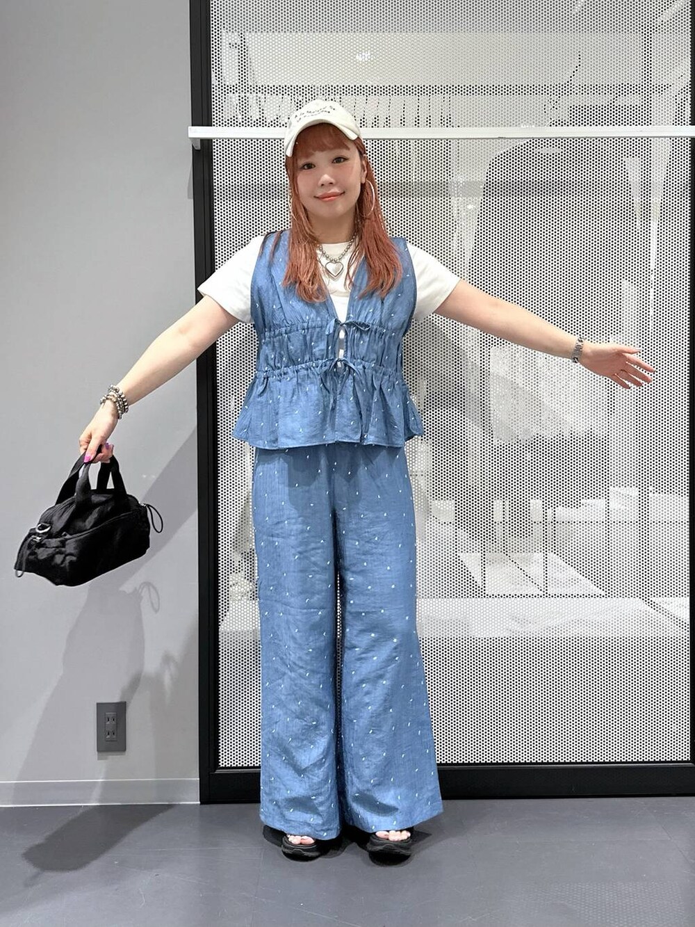 ホワイト系のTシャツ/カットソー、ブラック系のショルダーバッグ、ブルー系のその他トップスを着用したレディースの夏コーディネートの2枚目の写真