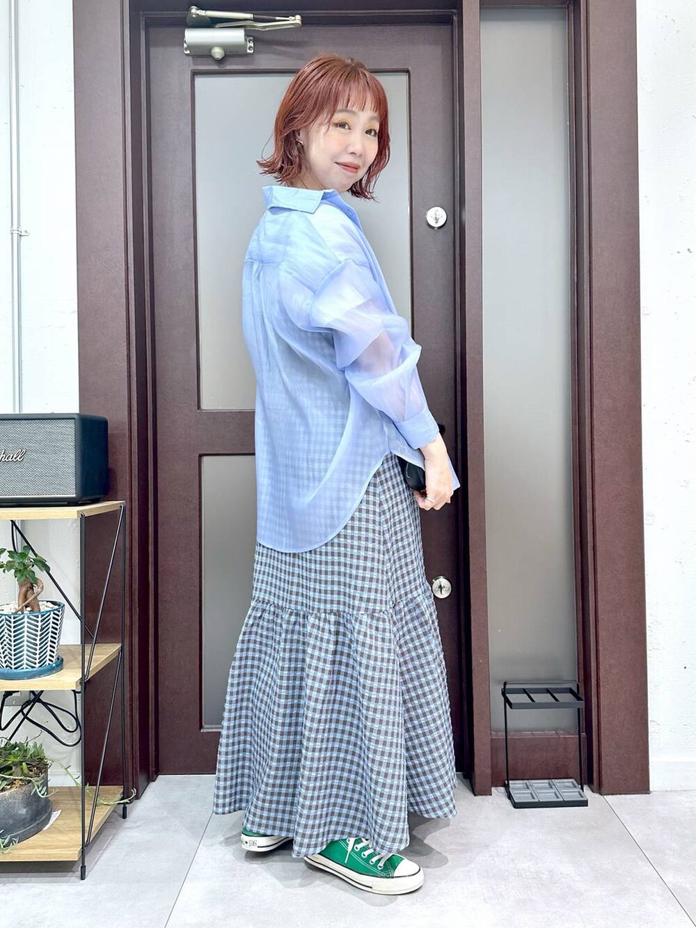 ブルー系のシャツ/ブラウス、ブルー系のワンピース、グリーン系のスニーカーを着用したレディースの春コーディネートの4枚目の写真