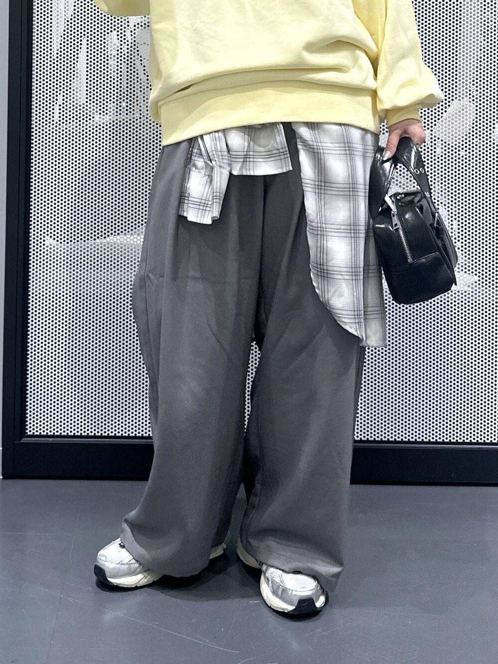 ブラック系のショルダーバッグ、グレー系のシャツ/ブラウス、グレー系のその他パンツを着用したレディースの秋コーディネートの5枚目の写真