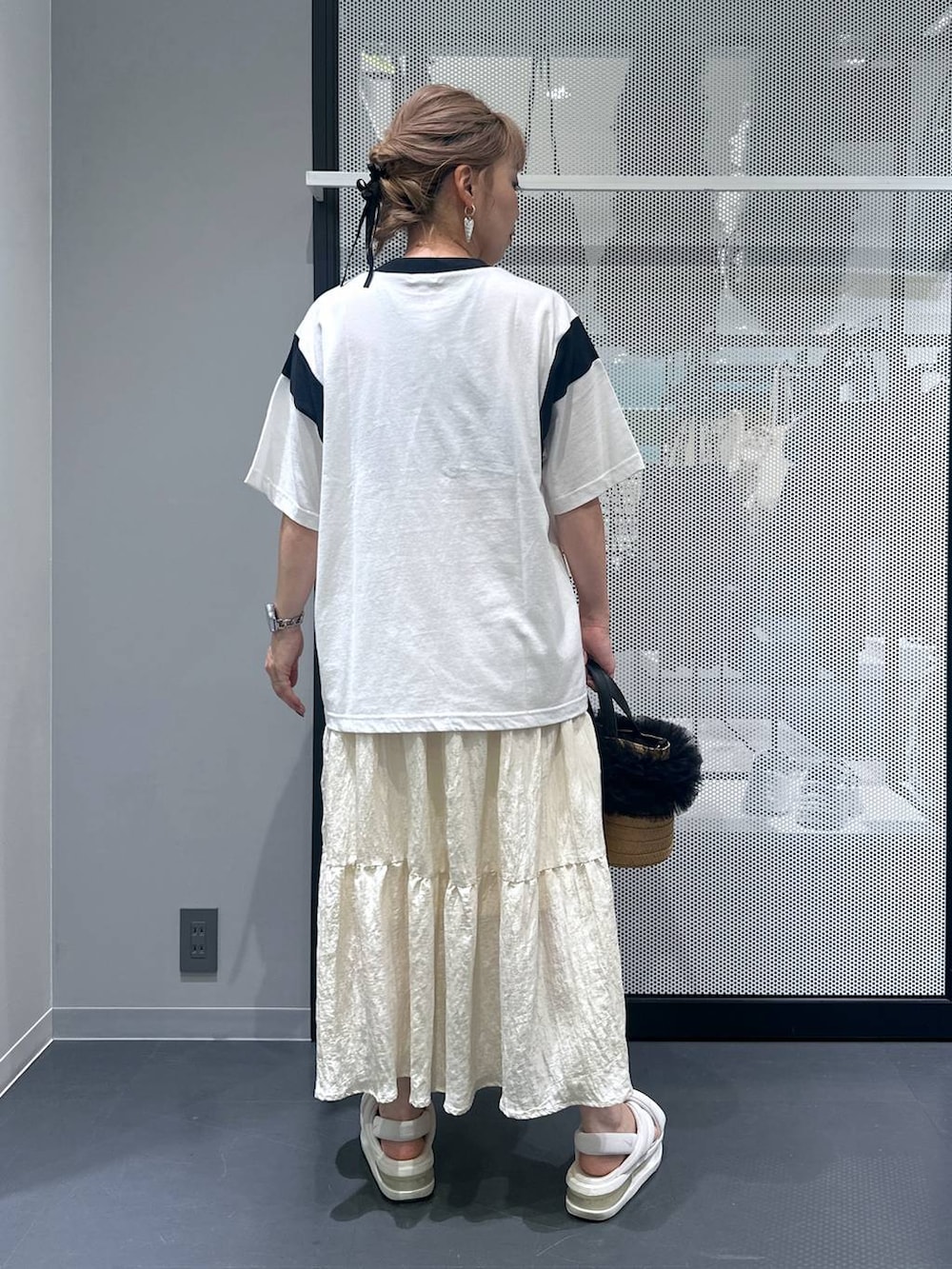ホワイト系のTシャツ/カットソー、ベージュ系のショルダーバッグ、ホワイト系のスカートを着用したレディースの夏コーディネートの2枚目の写真