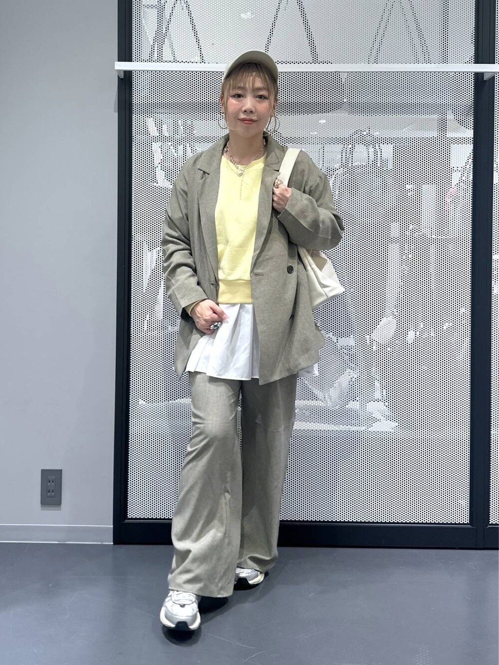 ホワイト系のショルダーバッグ、ブラウン系のその他パンツ、ブラウン系のテーラードジャケットを着用したレディースの秋コーディネートの2枚目の写真