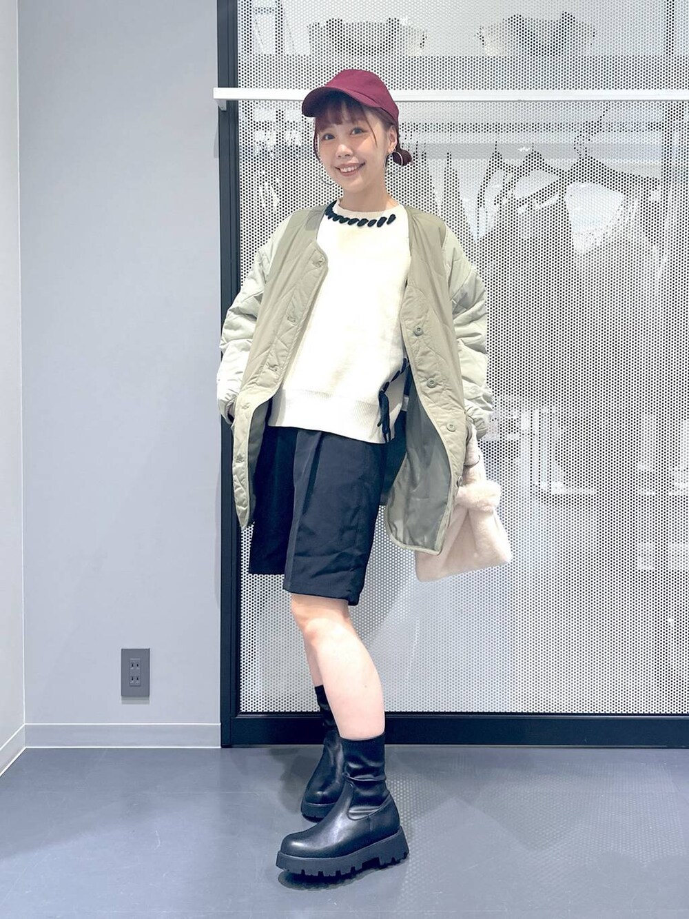 ブラック系のその他パンツ、ホワイト系のショルダーバッグ、ブラック系のブーツを着用したレディースの秋コーディネートの4枚目の写真