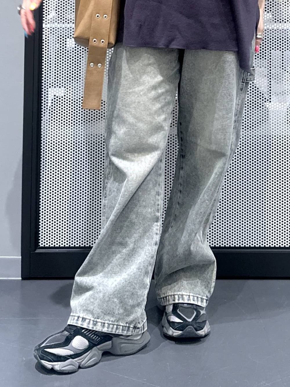 ブラウン系のショルダーバッグ、その他のピアス(両耳用)、シルバー系のデジタル腕時計を着用したレディースの春コーディネートの5枚目の写真