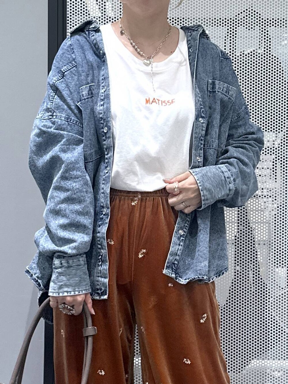 ブルー系のシャツ/ブラウス、ホワイト系のTシャツ/カットソー、オレンジ系のその他パンツを着用したレディースの秋コーディネートの4枚目の写真