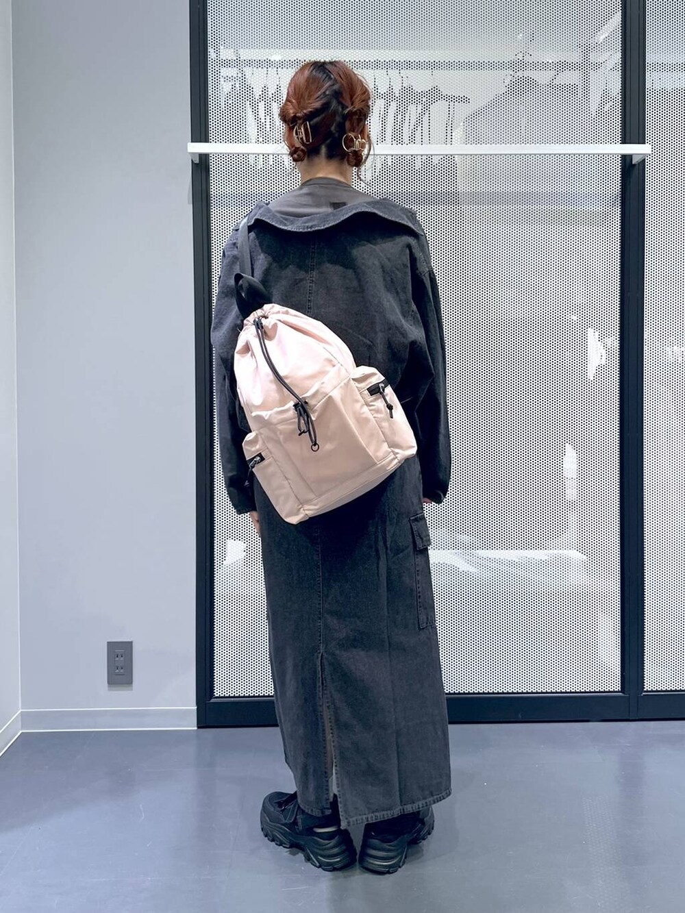 ブラック系のスニーカー、グレー系のデニムスカート、グレー系のデニムジャケットを着用したレディースの春コーディネートの4枚目の写真