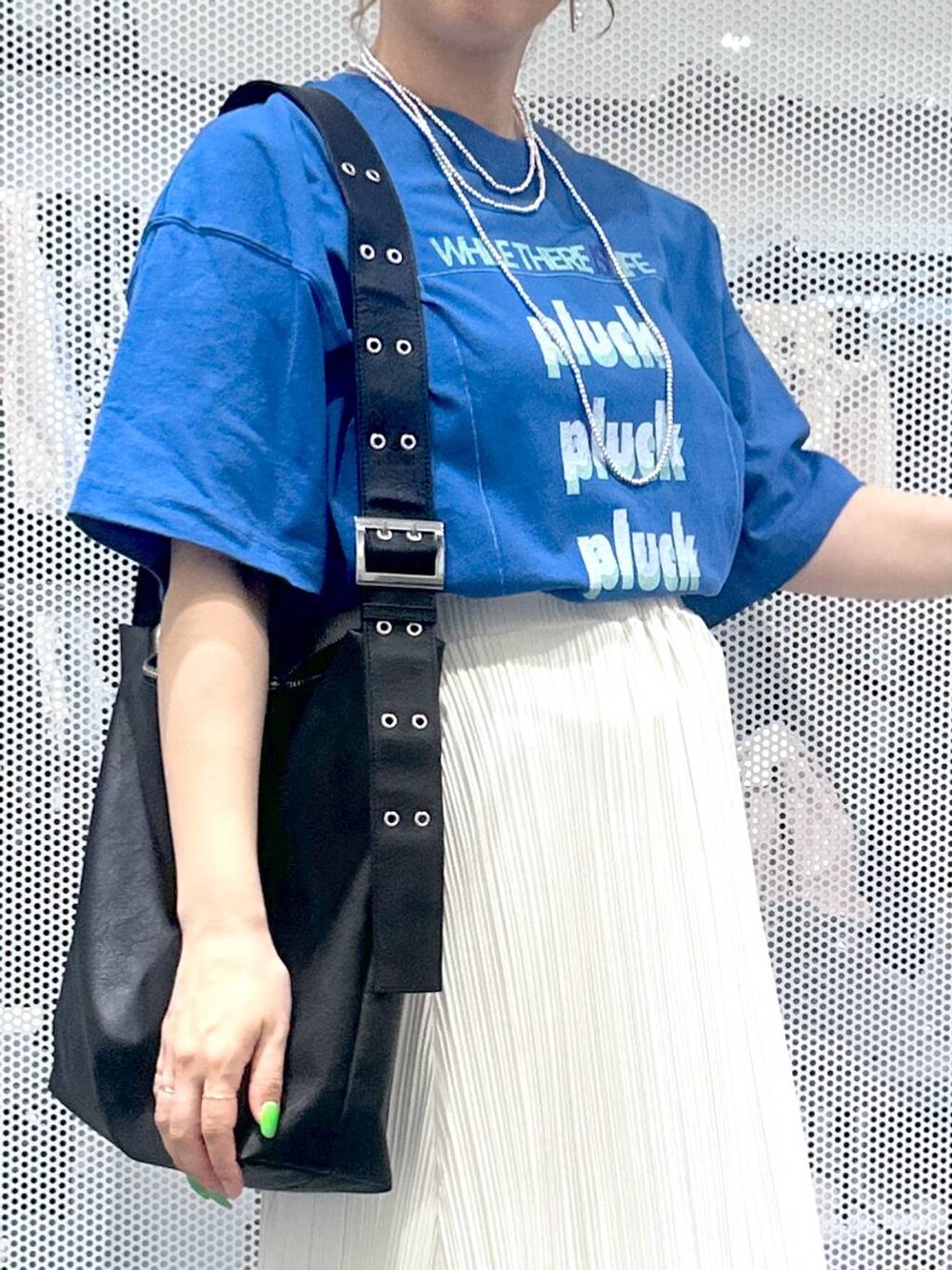 ブラック系のショルダーバッグ、ホワイト系のスカート、ブルー系のTシャツ/カットソーを着用したレディースの春コーディネートの3枚目の写真