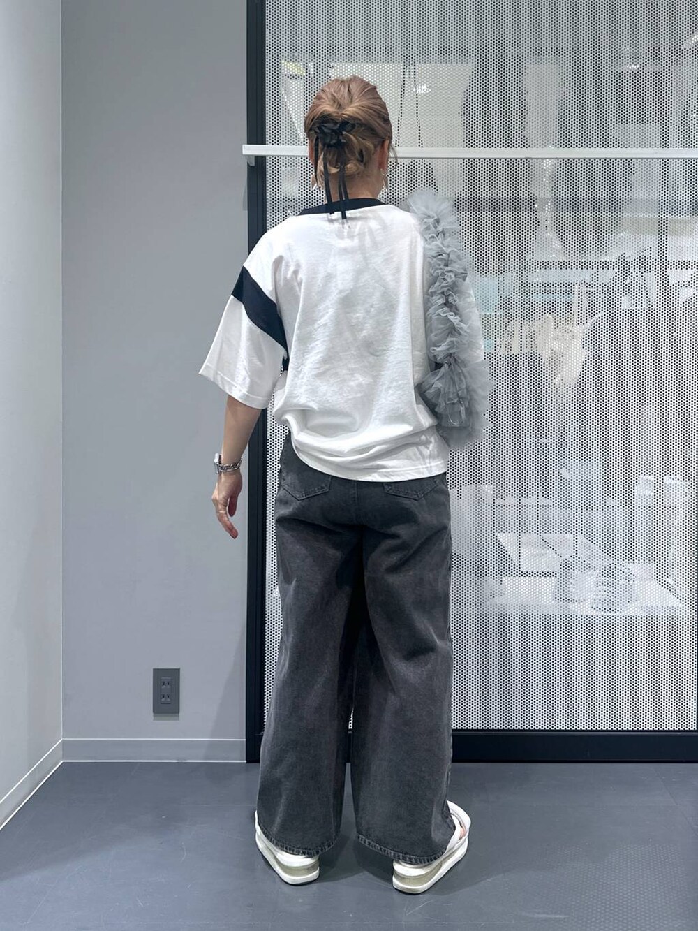 ホワイト系のTシャツ/カットソー、グレー系のショルダーバッグ、ブラック系のデニムパンツを着用したレディースの夏コーディネートの4枚目の写真