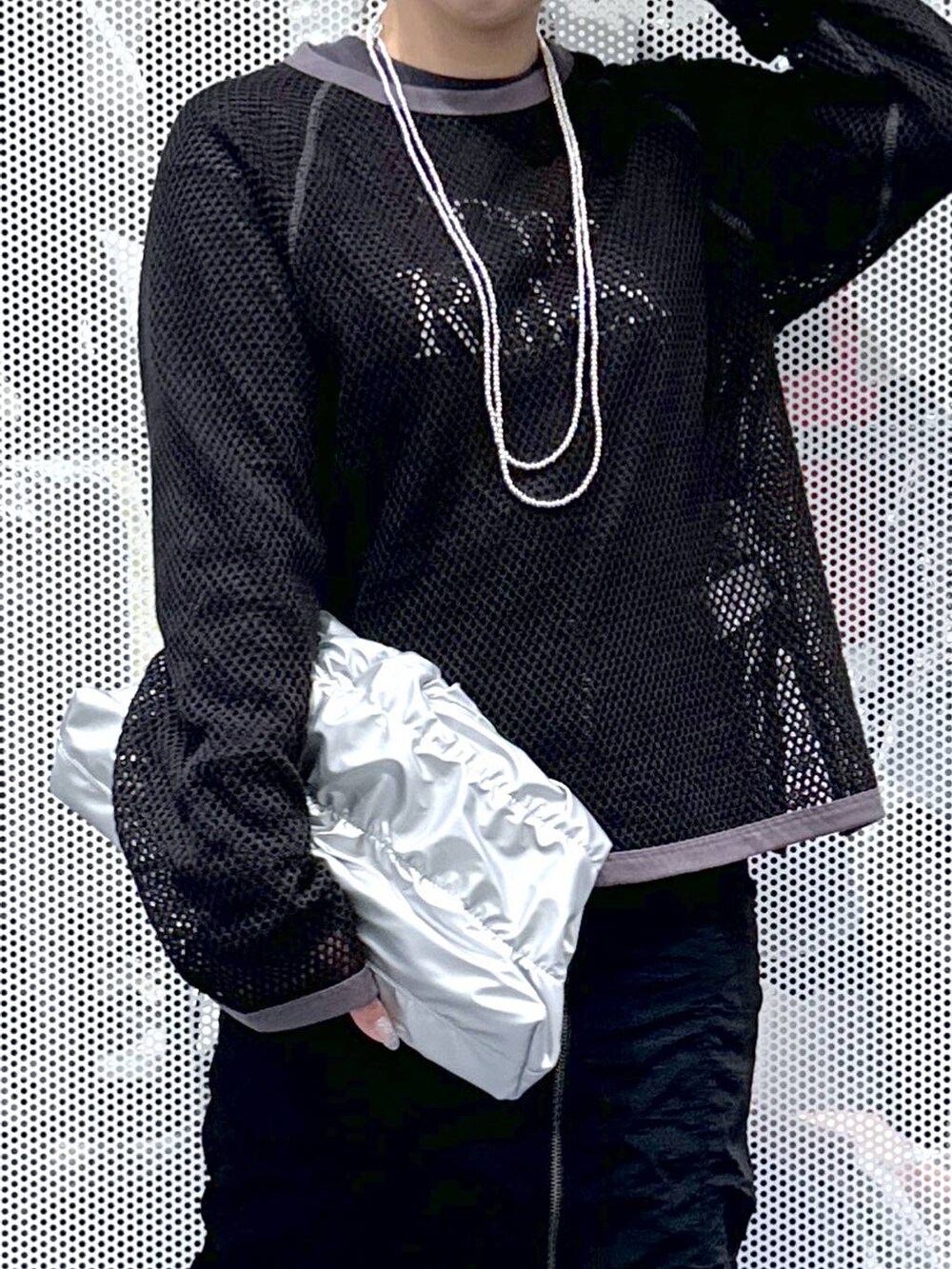 ブラック系のスカート、シルバー系のショルダーバッグ、グレー系のTシャツ/カットソーを着用したレディースの春コーディネートの3枚目の写真