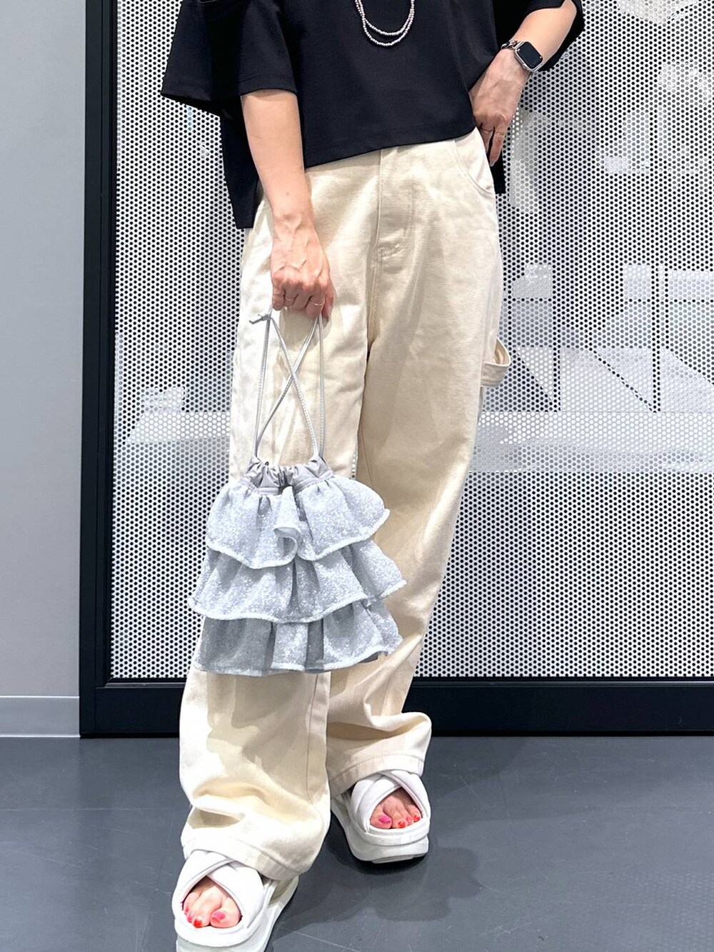 グレー系のショルダーバッグ、ブラック系のTシャツ/カットソー、その他のピアス（両耳用）を着用したレディースの夏コーディネートの5枚目の写真