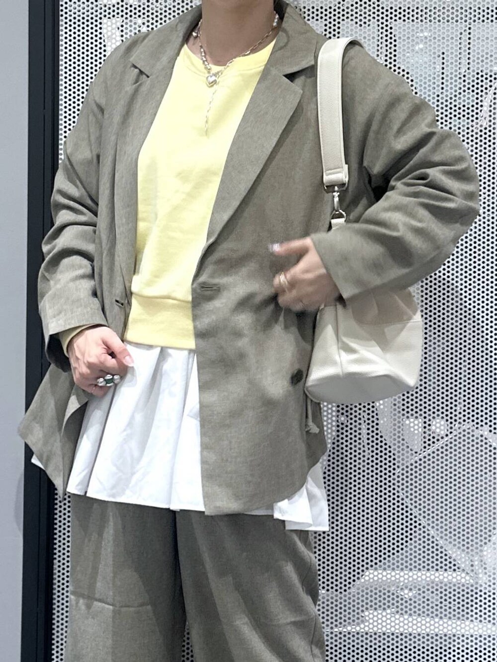 ホワイト系のショルダーバッグ、ブラウン系のその他パンツ、ブラウン系のテーラードジャケットを着用したレディースの秋コーディネートの4枚目の写真