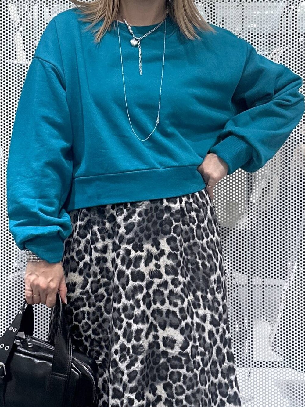 ブラック系のショルダーバッグ、グレー系のスカート、ブルー系のスウェットを着用したレディースの秋コーディネートの4枚目の写真