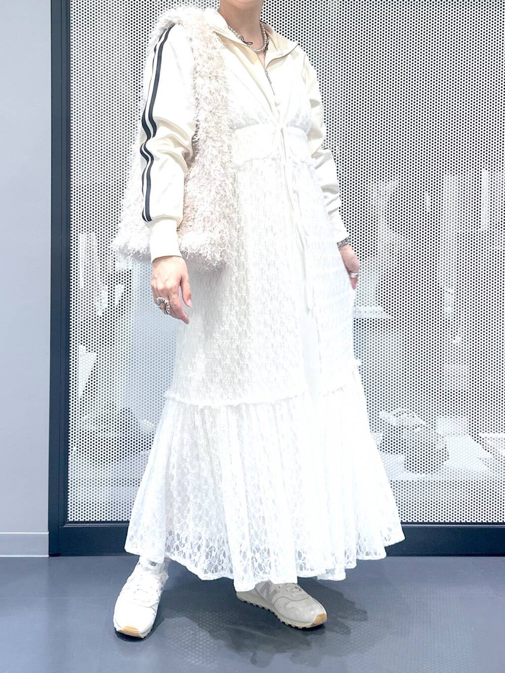 ホワイト系のスニーカー、ホワイト系のワンピース、ベージュ系のショルダーバッグを着用したレディースの秋コーディネートの5枚目の写真