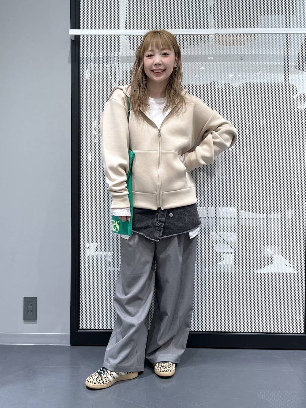 ホワイト系のTシャツ/カットソー、グリーン系のトートバッグ、ベージュ系のその他シューズを着用したレディースの冬コーディネートの4枚目の写真