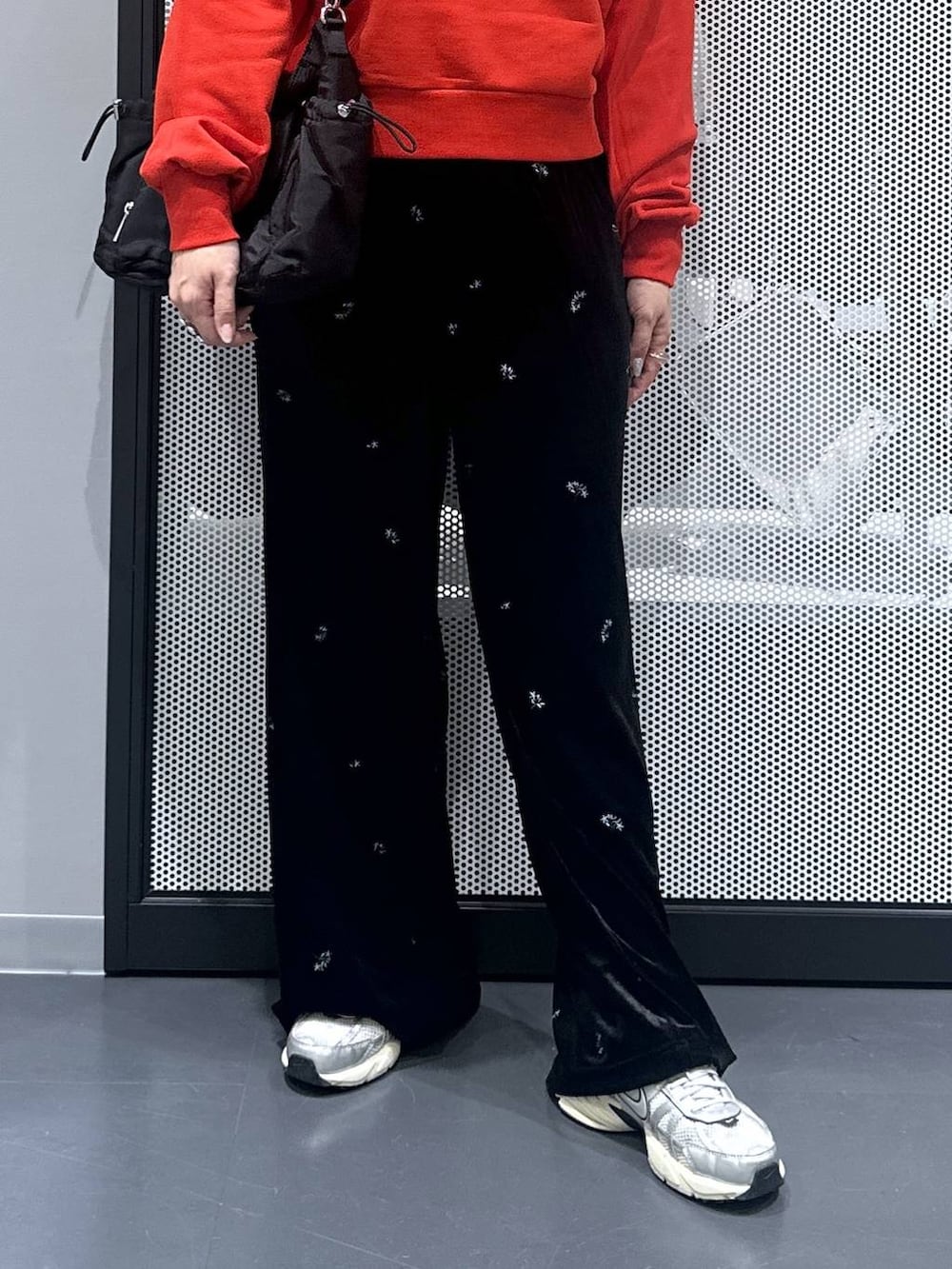 ブラック系のトートバッグ、ブラック系のその他パンツ、レッド系のスウェットを着用したレディースの秋コーディネートの5枚目の写真