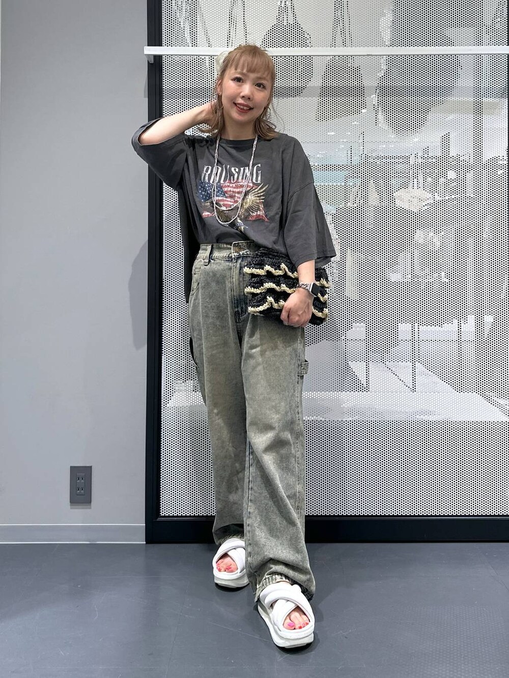 ブラック系のショルダーバッグ、その他のピアス（両耳用）、シルバー系のデジタル腕時計を着用したレディースの夏コーディネートの5枚目の写真