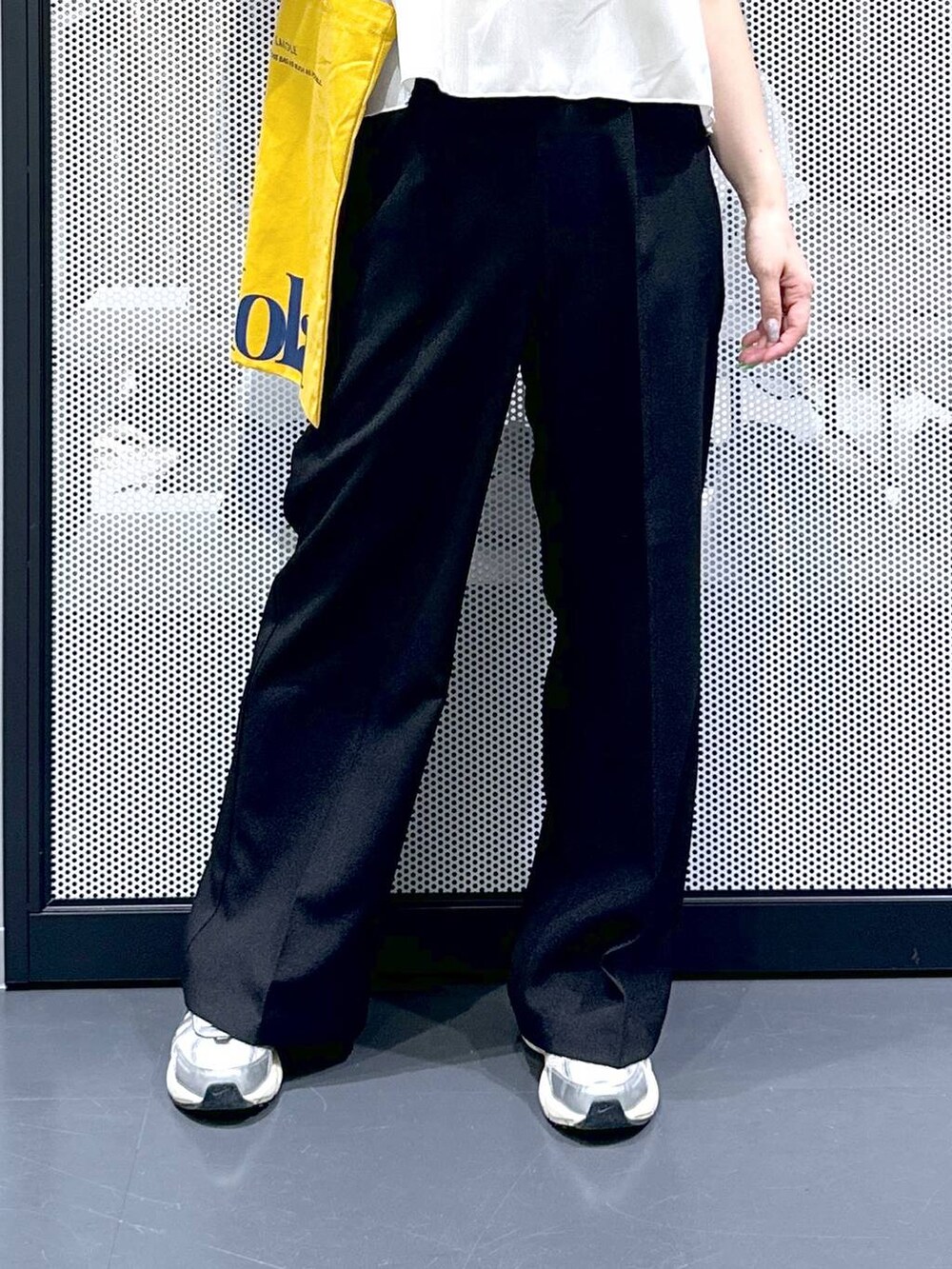 ホワイト系のその他トップス、ベージュ系のTシャツ/カットソー、イエロー系のトートバッグを着用したレディースの春コーディネートの6枚目の写真
