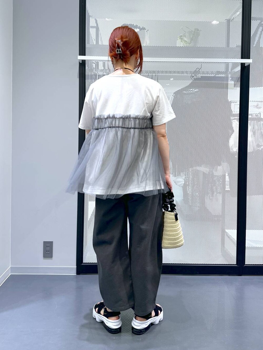 グレー系のその他パンツ、グレー系のTシャツ/カットソー、ホワイト系のショルダーバッグを着用したレディースの夏コーディネートの5枚目の写真