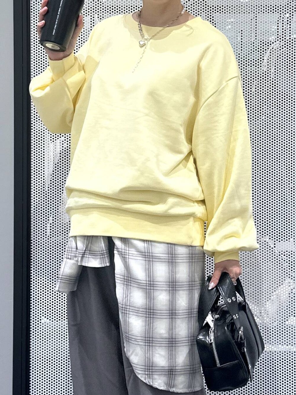 ブラック系のショルダーバッグ、グレー系のシャツ/ブラウス、グレー系のその他パンツを着用したレディースの秋コーディネートの4枚目の写真