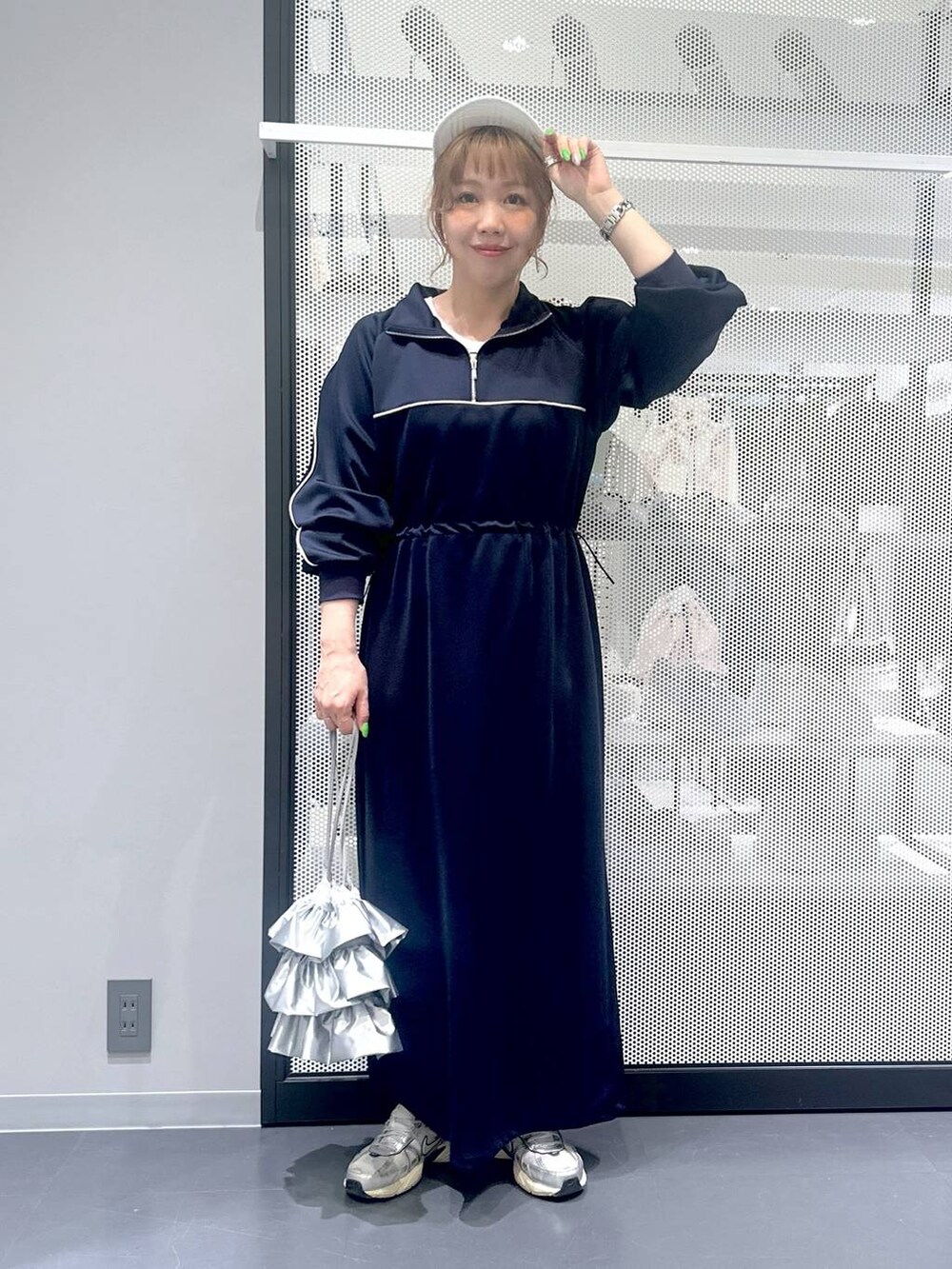 シルバー系のショルダーバッグ、ブルー系のワンピース、シルバー系のデジタル腕時計を着用したレディースの春コーディネートの5枚目の写真