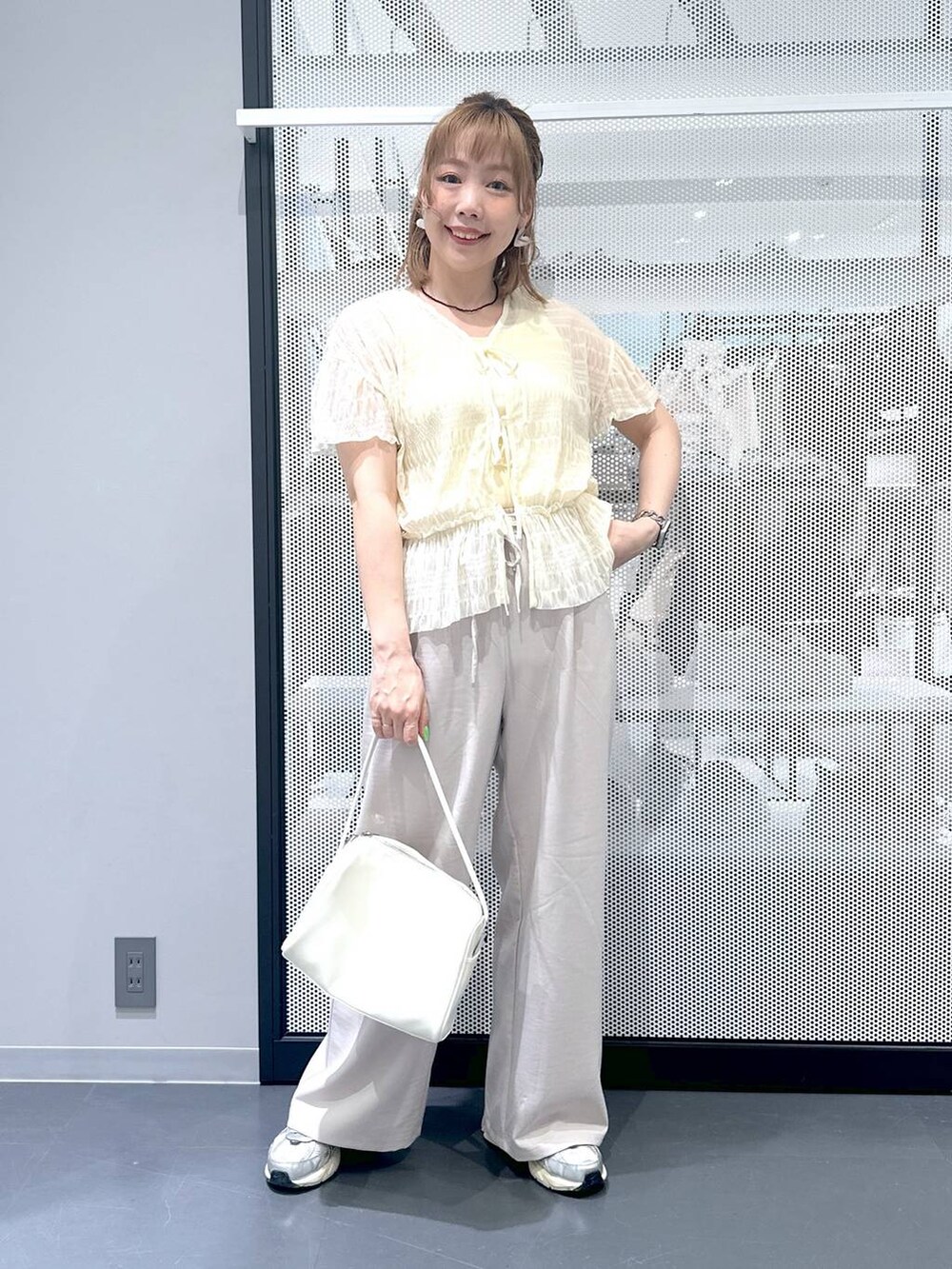 ホワイト系のショルダーバッグ、ホワイト系のカーディガン/ボレロ、ベージュ系のその他パンツを着用したレディースの春コーディネートの2枚目の写真