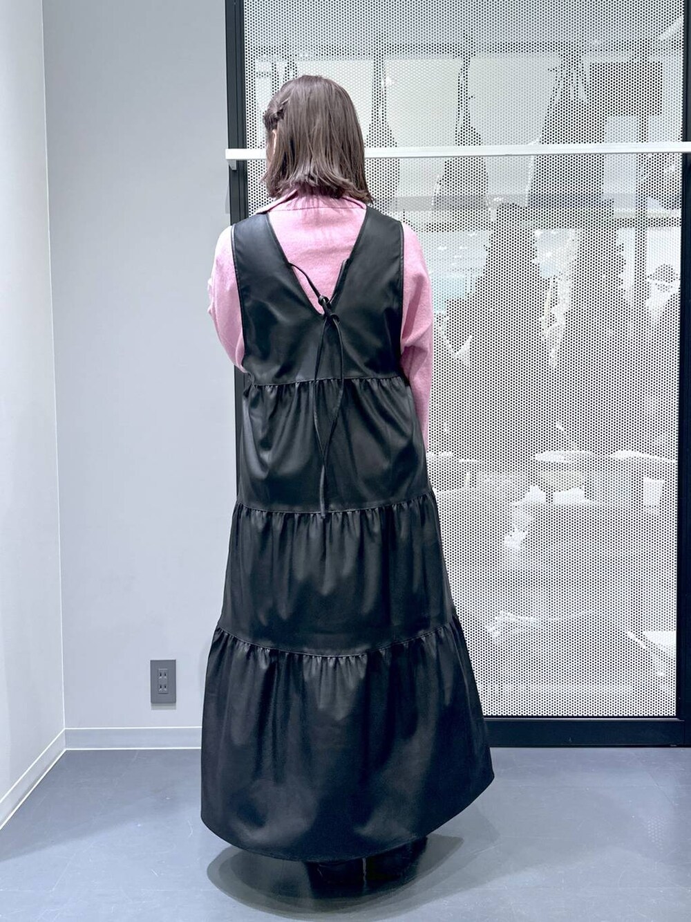 グレー系のスニーカー、ブラック系のショルダーバッグ、ピンク系のニット/セーターを着用したレディースの秋コーディネートの3枚目の写真