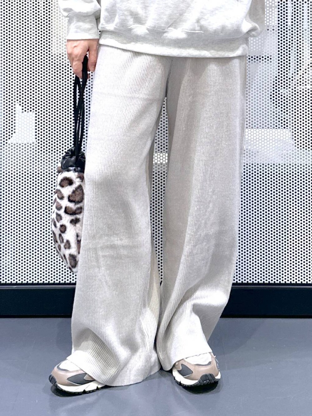 ブラウン系のスニーカー、グレー系のその他パンツ、その他のショルダーバッグを着用したレディースの冬コーディネートの9枚目の写真