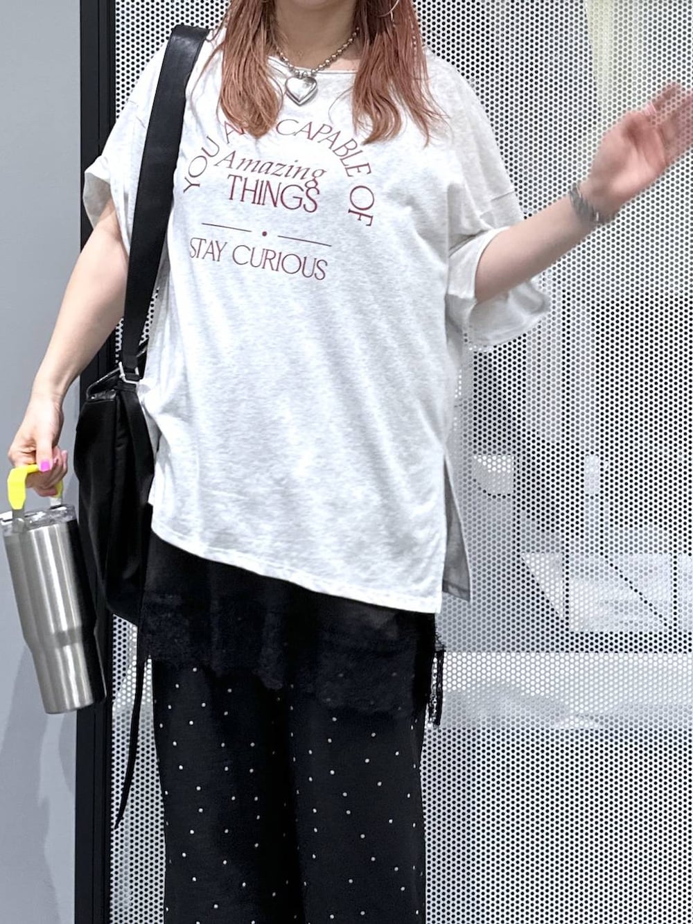 その他のその他パンツ、ブラック系のワンピース、ブラック系のショルダーバッグを着用したレディースの夏コーディネートの4枚目の写真
