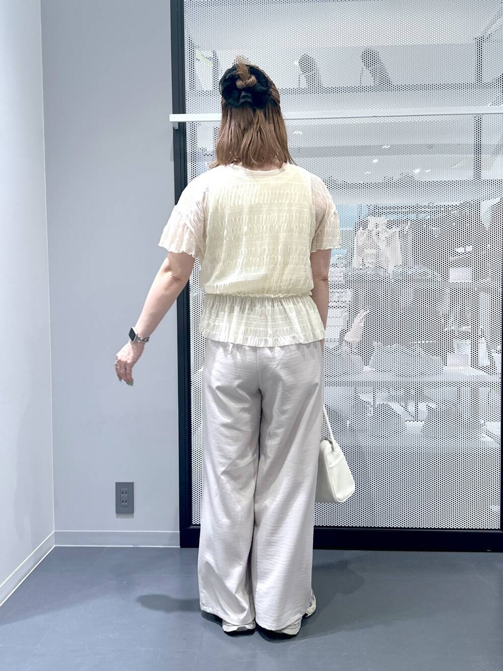 ホワイト系のショルダーバッグ、ホワイト系のカーディガン/ボレロ、ベージュ系のその他パンツを着用したレディースの春コーディネートの3枚目の写真