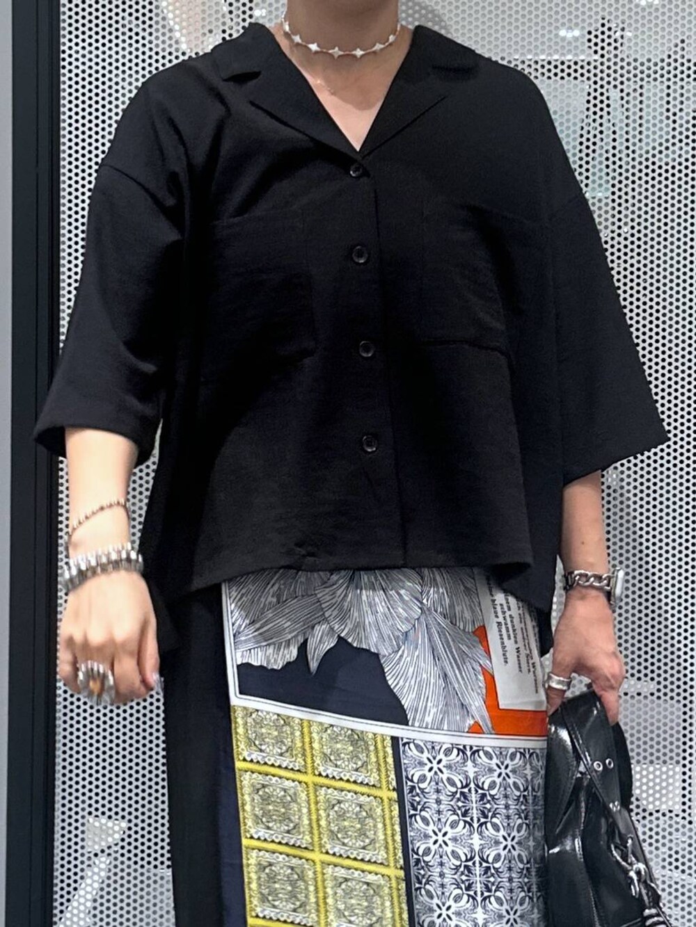 ブラック系のその他パンツ、ブラック系のシャツ/ブラウス、ブラック系のショルダーバッグを着用したレディースの夏コーディネートの4枚目の写真