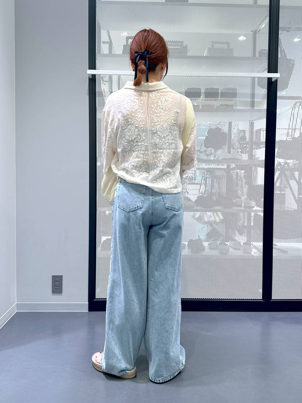 ベージュ系のシャツ/ブラウス、ブルー系のデニムパンツ、ホワイト系のショルダーバッグを着用したレディースの夏コーディネートの4枚目の写真