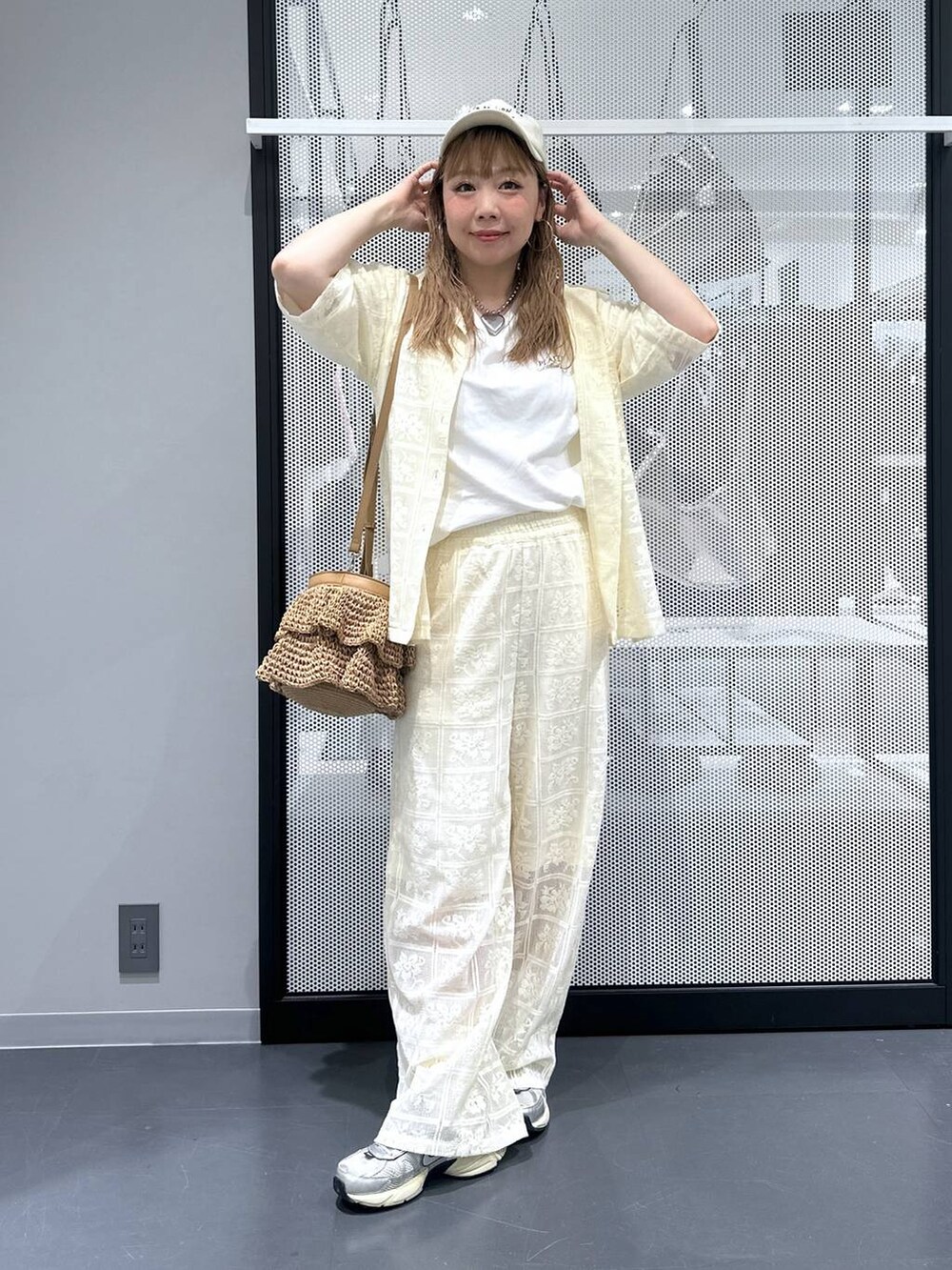 ベージュ系のショルダーバッグ、ホワイト系のTシャツ/カットソー、ベージュ系のその他パンツを着用したレディースの春コーディネートの6枚目の写真