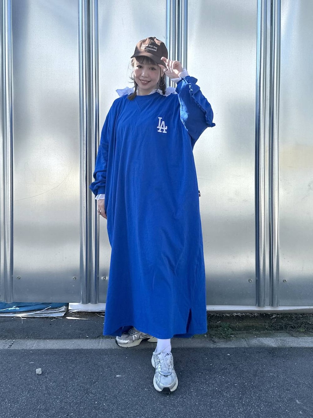 ブルー系のワンピース、ホワイト系のシャツ/ブラウス、その他のピアス（両耳用）を着用したレディースの秋コーディネートの3枚目の写真