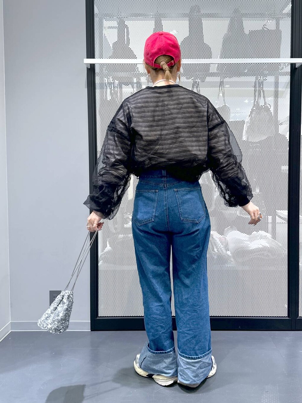 ブルー系のデニムパンツ、その他のショルダーバッグ、ブラック系のシャツ/ブラウスを着用したレディースの春コーディネートの3枚目の写真