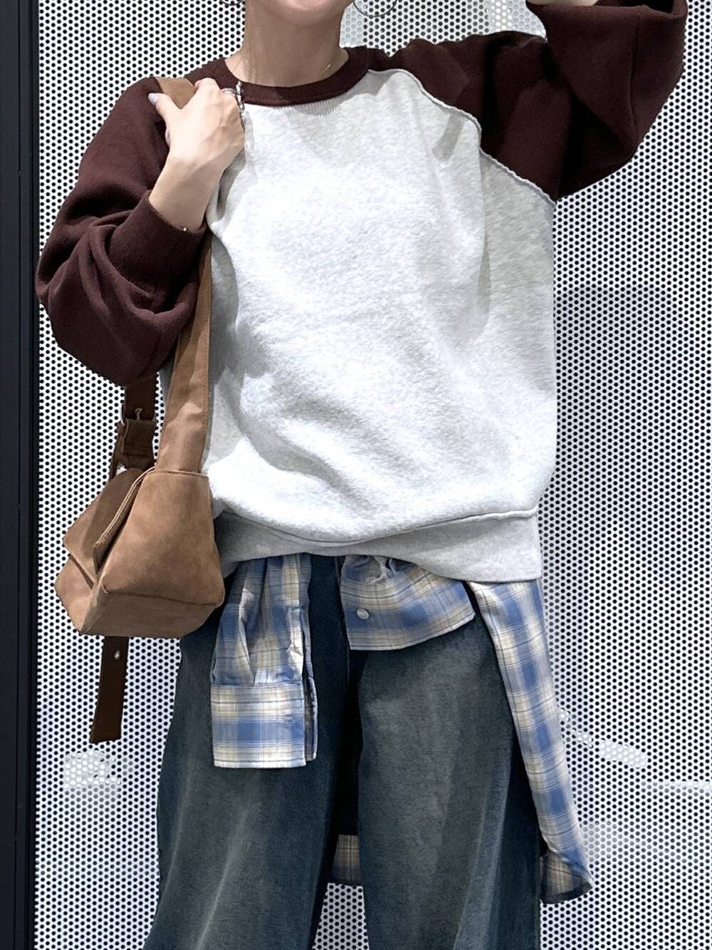 イエロー系のショルダーバッグ、ブルー系のデニムパンツ、ブラウン系のニット/セーターを着用したレディースの秋コーディネートの4枚目の写真