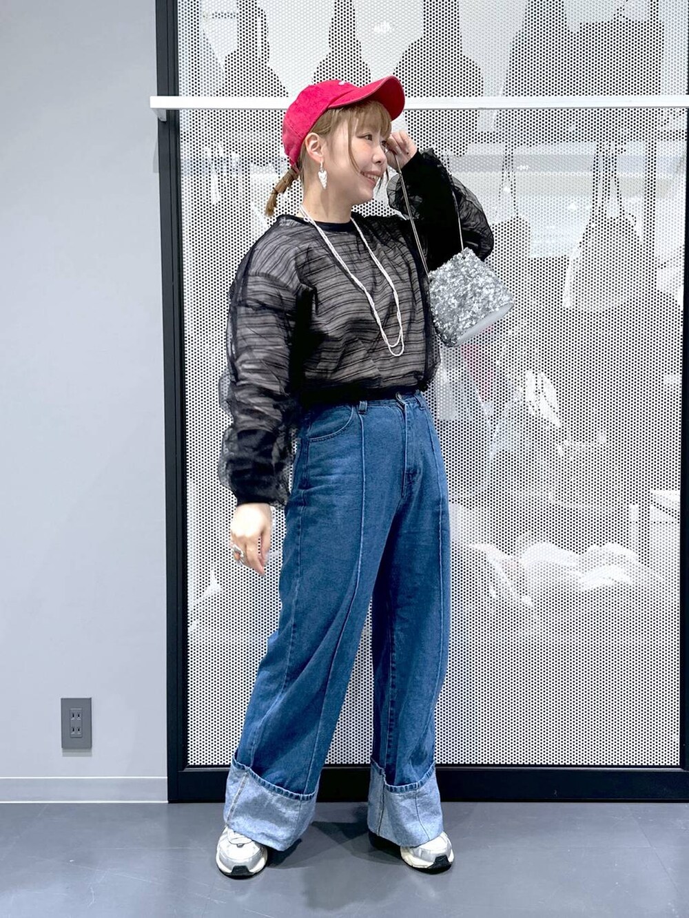 ブルー系のデニムパンツ、その他のショルダーバッグ、ブラック系のシャツ/ブラウスを着用したレディースの春コーディネートの2枚目の写真