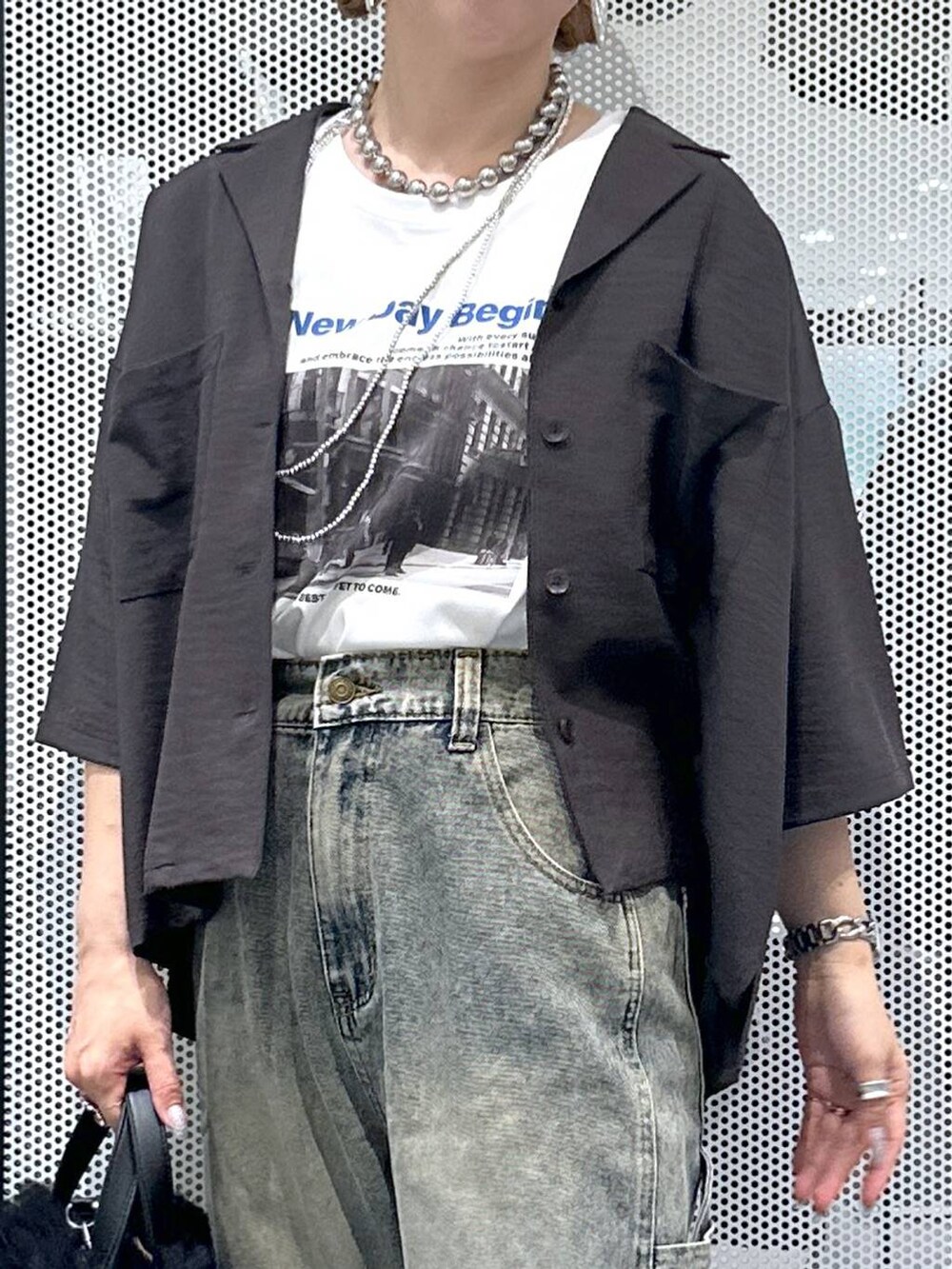 ベージュ系のショルダーバッグ、グレー系のシャツ/ブラウス、ホワイト系のTシャツ/カットソーを着用したレディースの夏コーディネートの4枚目の写真