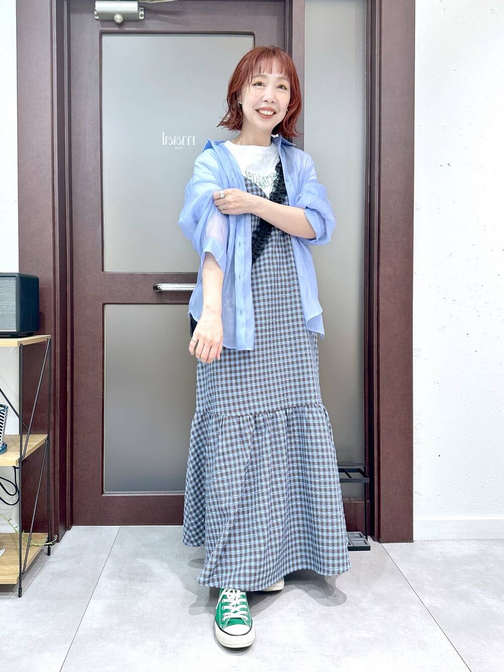 ブルー系のシャツ/ブラウス、ブルー系のワンピース、グリーン系のスニーカーを着用したレディースの春コーディネートの5枚目の写真