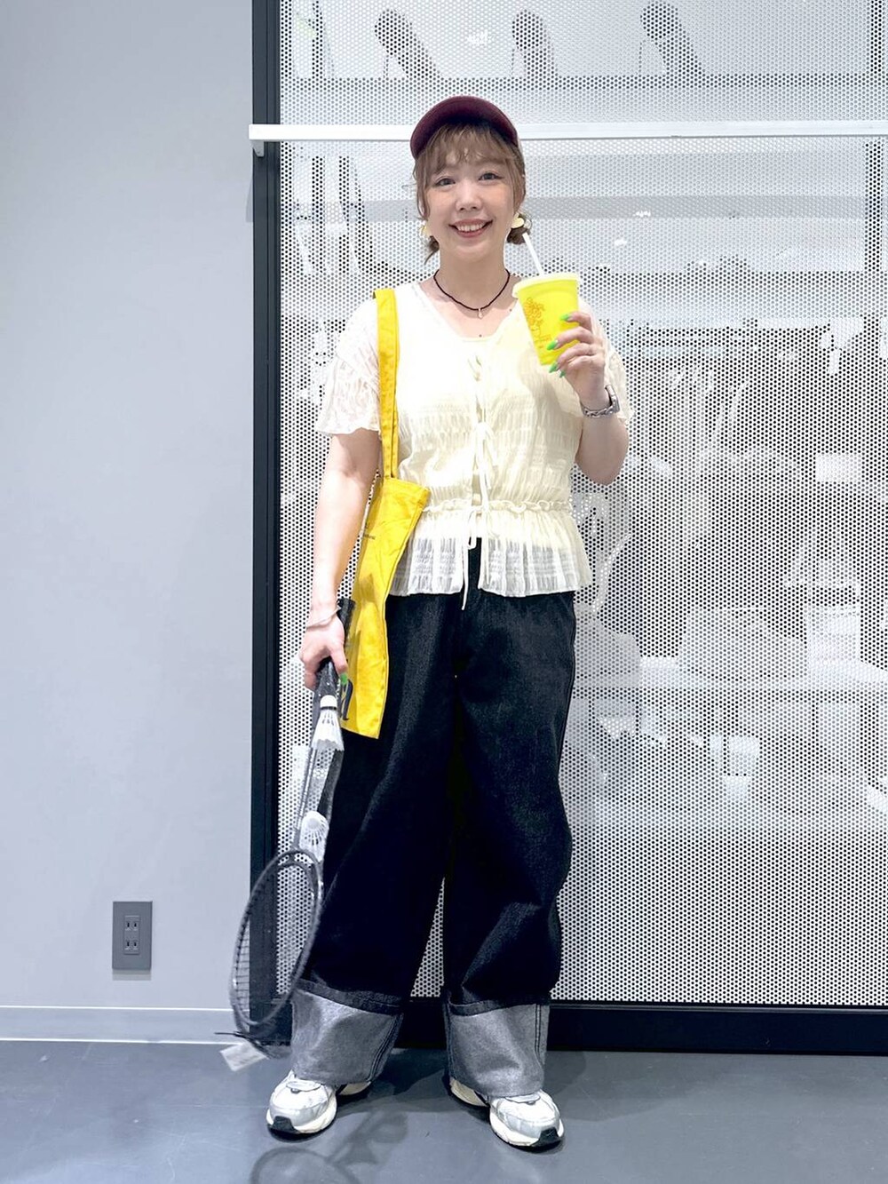 ホワイト系のカーディガン/ボレロ、ブラック系のデニムパンツ、イエロー系のトートバッグを着用したレディースの春コーディネートの2枚目の写真