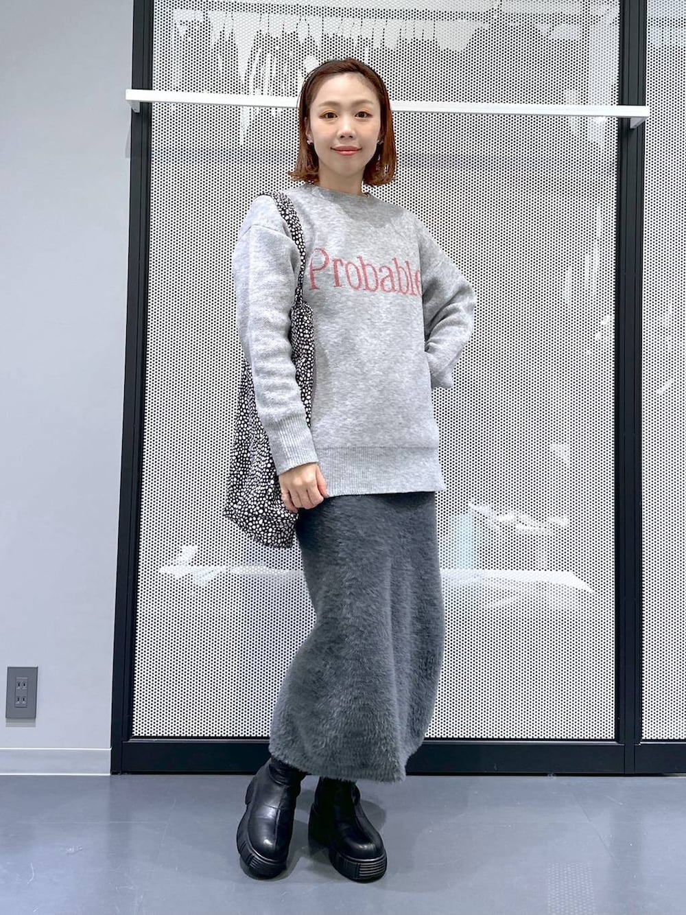 ブラック系のトートバッグ、ブラック系のブーツ、ブラック系のブルゾンを着用したレディースの冬コーディネートの10枚目の写真