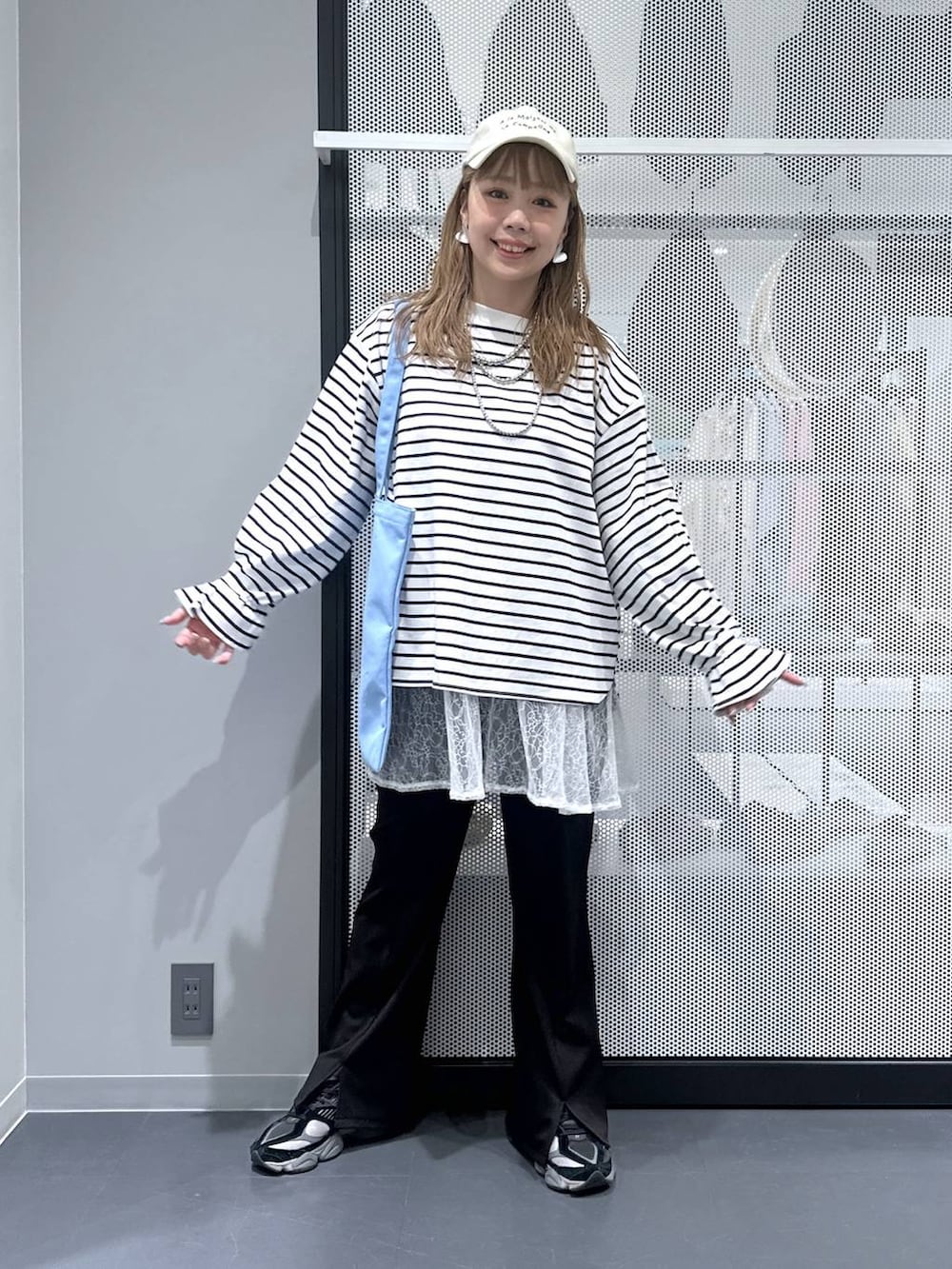 ブルー系のトートバッグ、ブラック系のその他パンツ、ホワイト系のワンピースを着用したレディースの春コーディネートの8枚目の写真