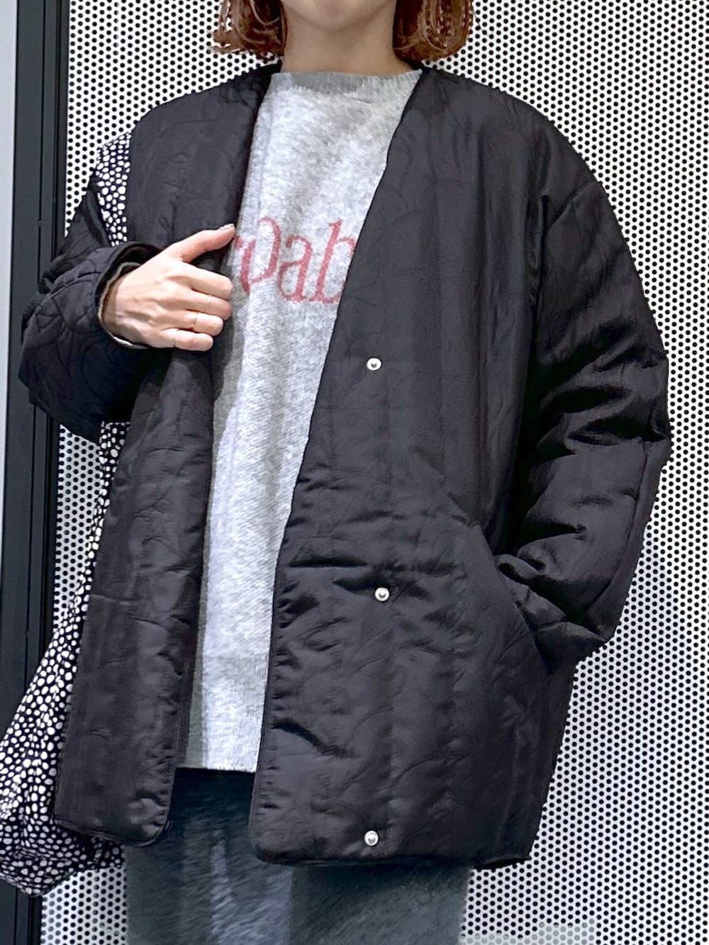 ブラック系のトートバッグ、ブラック系のブーツ、ブラック系のブルゾンを着用したレディースの冬コーディネートの5枚目の写真