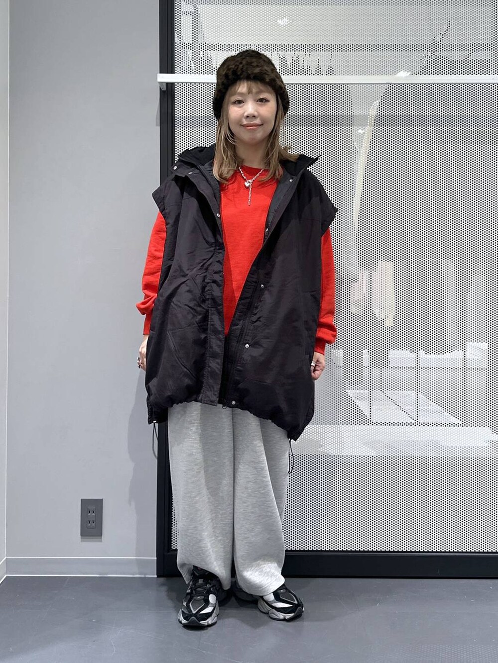 ブラック系のボディバッグ/ウエストポーチ、ブラック系のブルゾン、ホワイト系のTシャツ/カットソーを着用したレディースの冬コーディネートの3枚目の写真