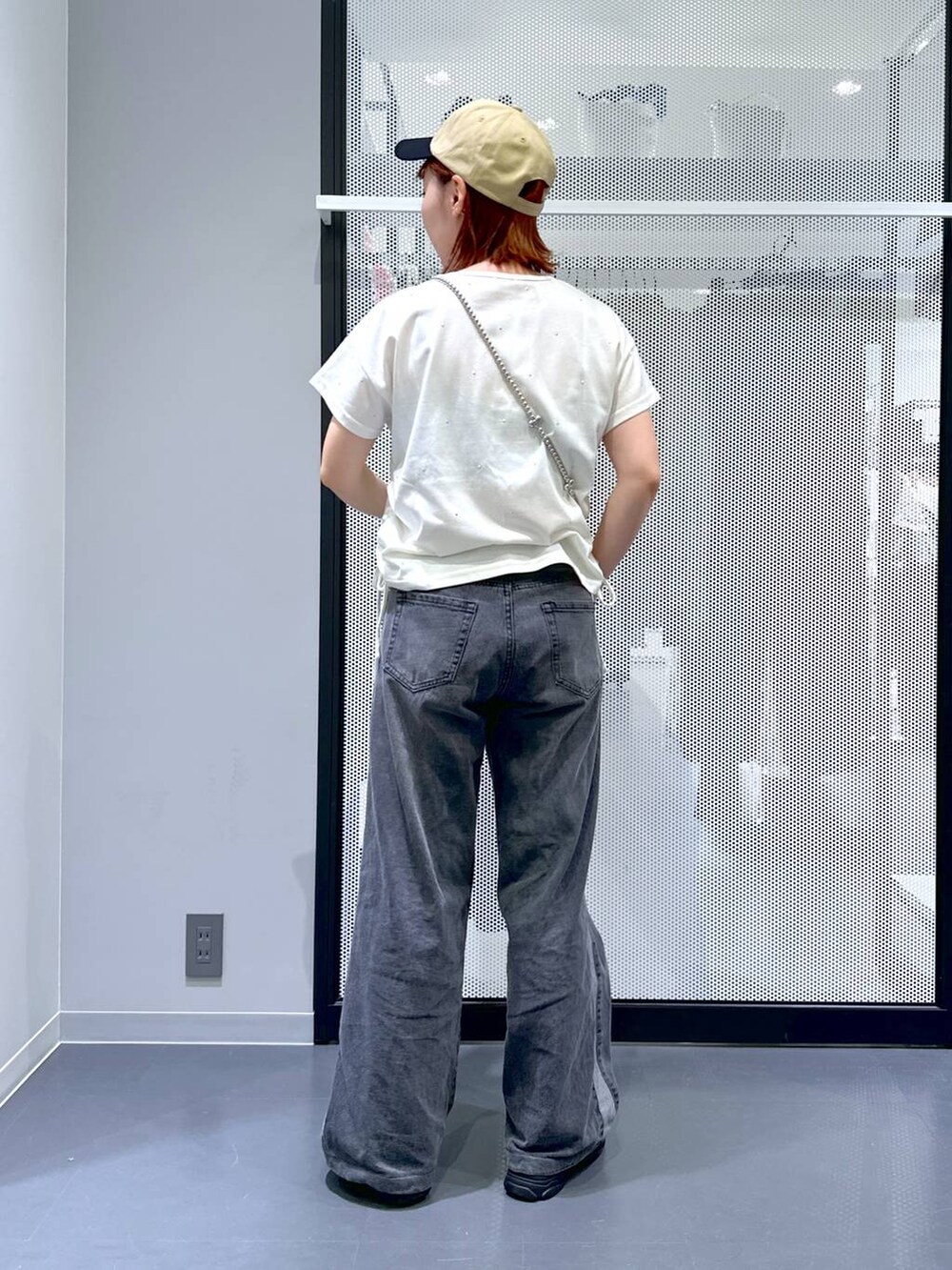 その他のサンダル、ブラック系のデニムパンツ、ホワイト系のTシャツ/カットソーを着用したレディースの夏コーディネートの4枚目の写真