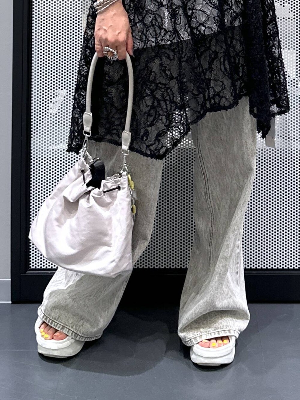 ホワイト系のショルダーバッグ、ホワイト系のTシャツ/カットソー、ブラック系のチュニックを着用したレディースの夏コーディネートの5枚目の写真