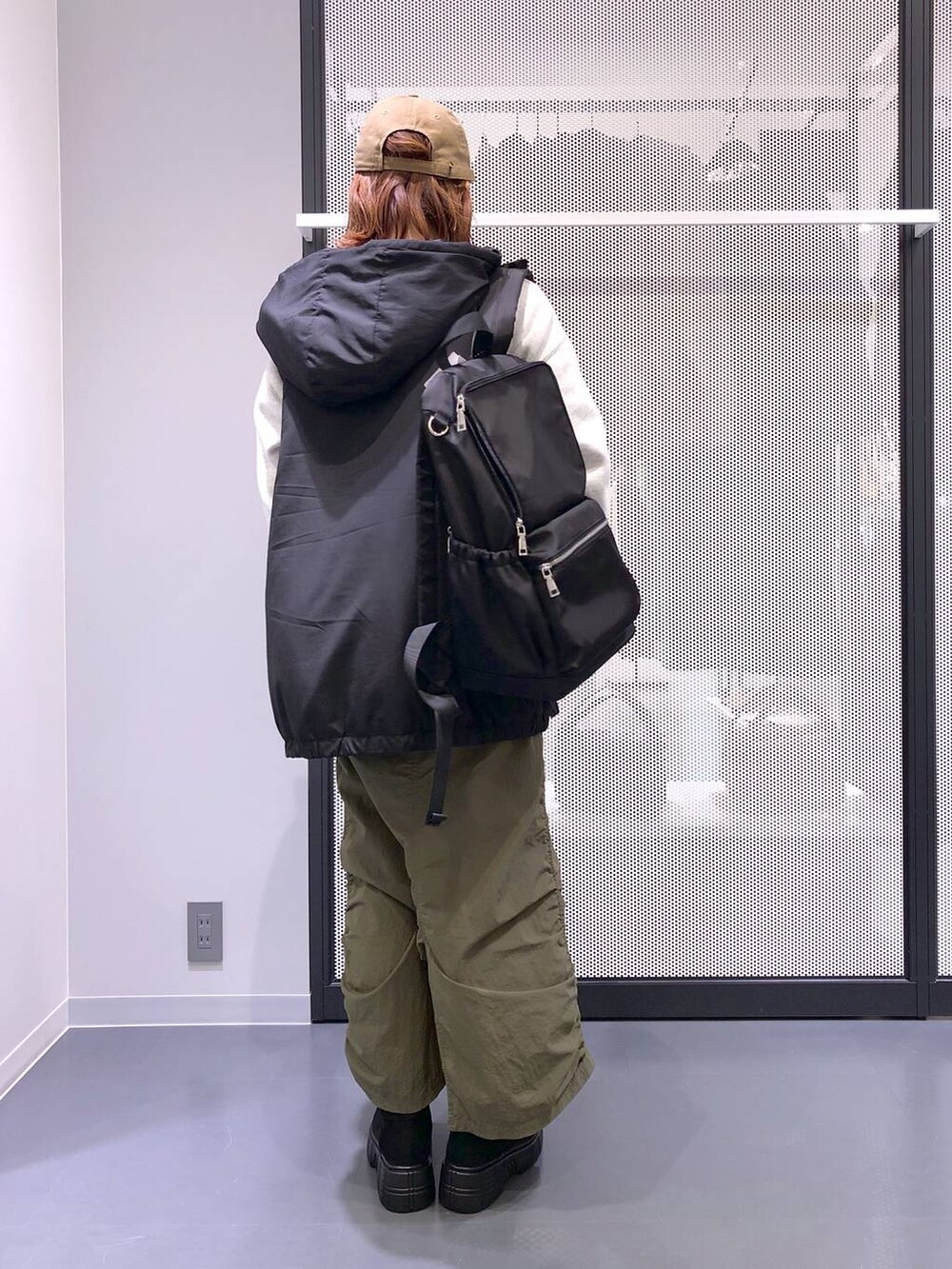 ブラック系のバックパック/リュック、グリーン系のスカート、ブラック系のベストを着用したレディースの冬コーディネートの7枚目の写真